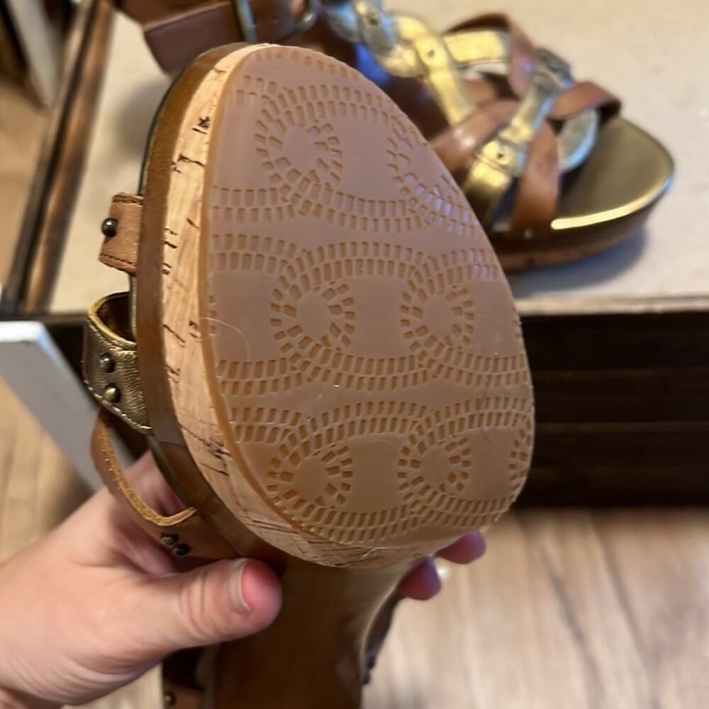 New never worn Nuture wedges - size 8.5 - leather & gold colors - Picture 5 of 6